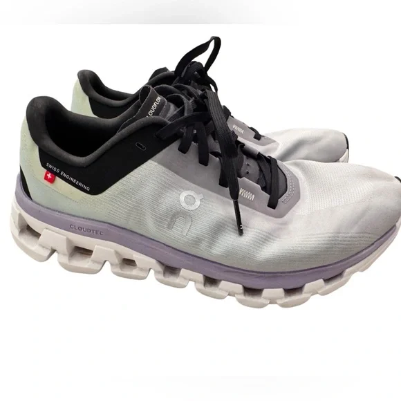 On Running Women’s Size 7.5 Cloudflow 4 in Fade/Wisteria - Picture 2 of 7